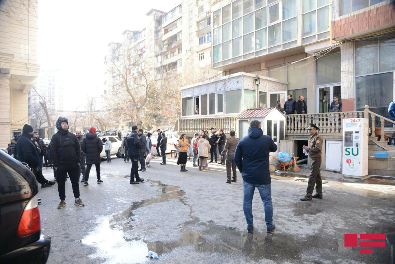 В Баку произошел пожар в жилом доме