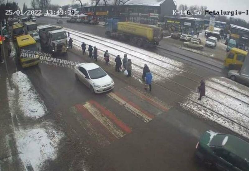 В Днепре грузовик переехал насмерть женщину