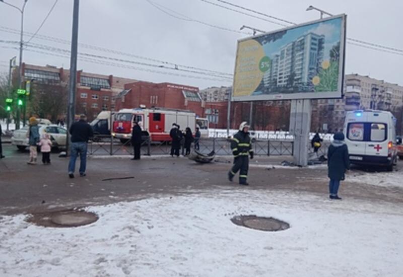 В Петербурге вылетевший на тротуар таксист сбил девушку