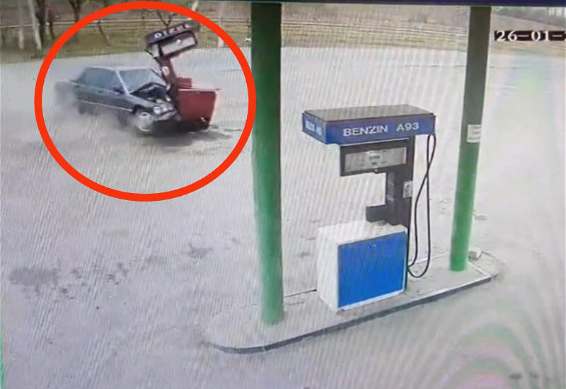 В Азербайджане автомобиль на большой скорости влетел в заправку