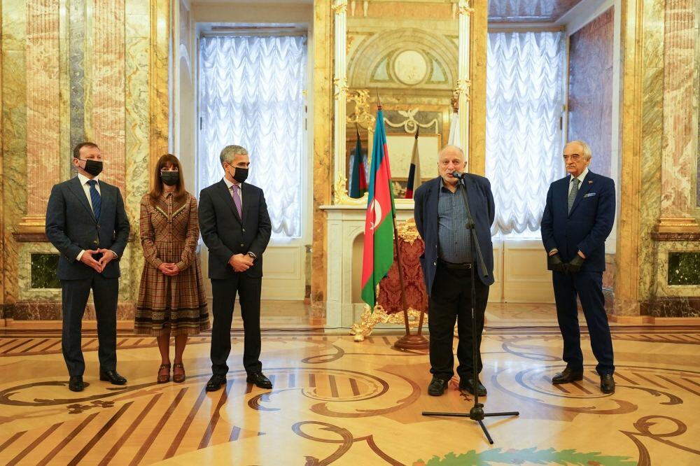 В Санкт-Петербурге открылась выставка «Семь красавиц», приуроченная к 880-летнему юбилею Низами Гянджеви, и состоялась закладка камня на месте будущего памятника Узеиру Гаджибейли