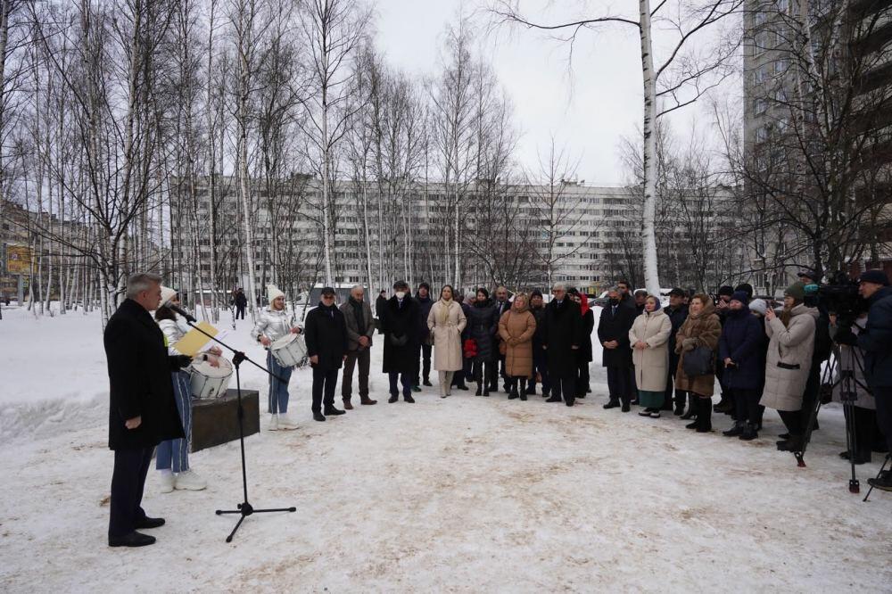 В Санкт-Петербурге открылась выставка «Семь красавиц», приуроченная к 880-летнему юбилею Низами Гянджеви, и состоялась закладка камня на месте будущего памятника Узеиру Гаджибейли