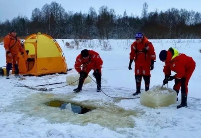 Водолазы нашли тело нырнувшей в прорубь женщины