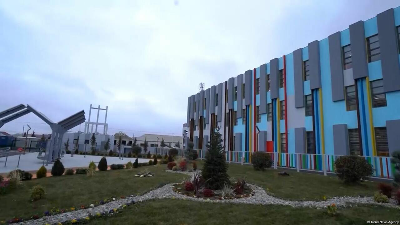 Жители поселка Бина выразили благодарность Президенту Ильхаму Алиеву и Первой леди Мехрибан Алиевой за создание Учебного и сервисного комплекса