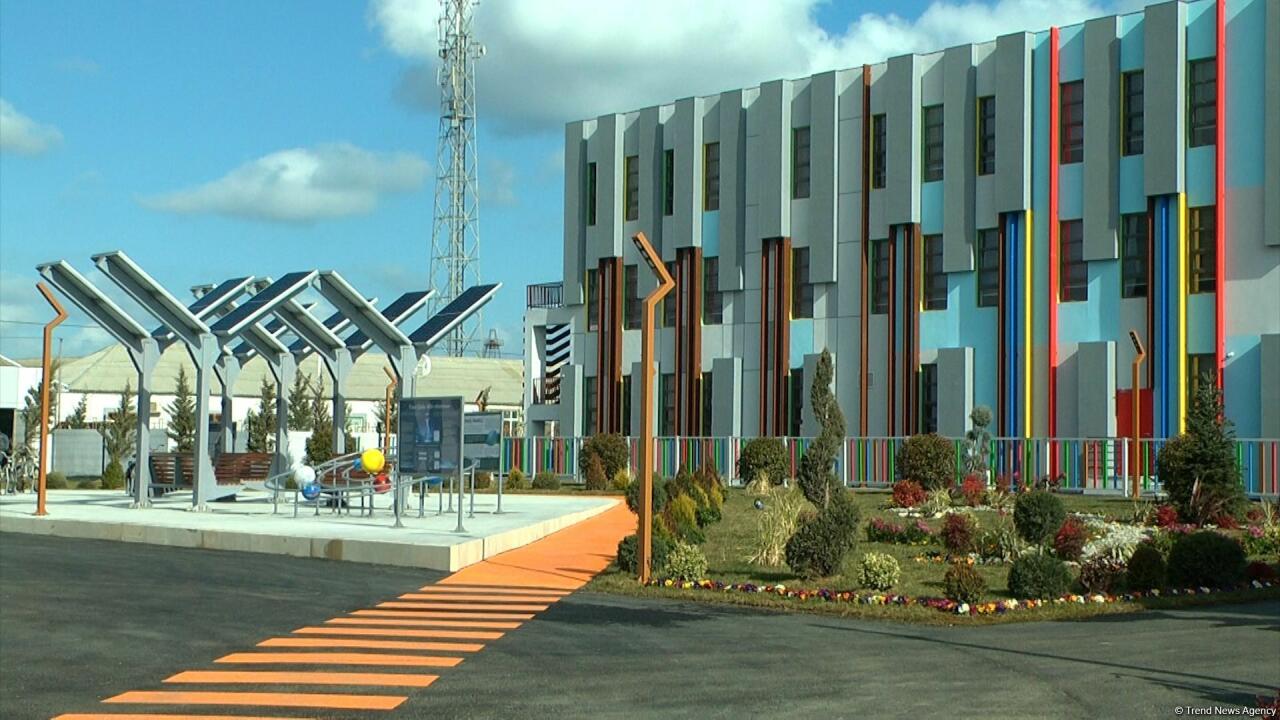 Жители поселка Бина выразили благодарность Президенту Ильхаму Алиеву и Первой леди Мехрибан Алиевой за создание Учебного и сервисного комплекса