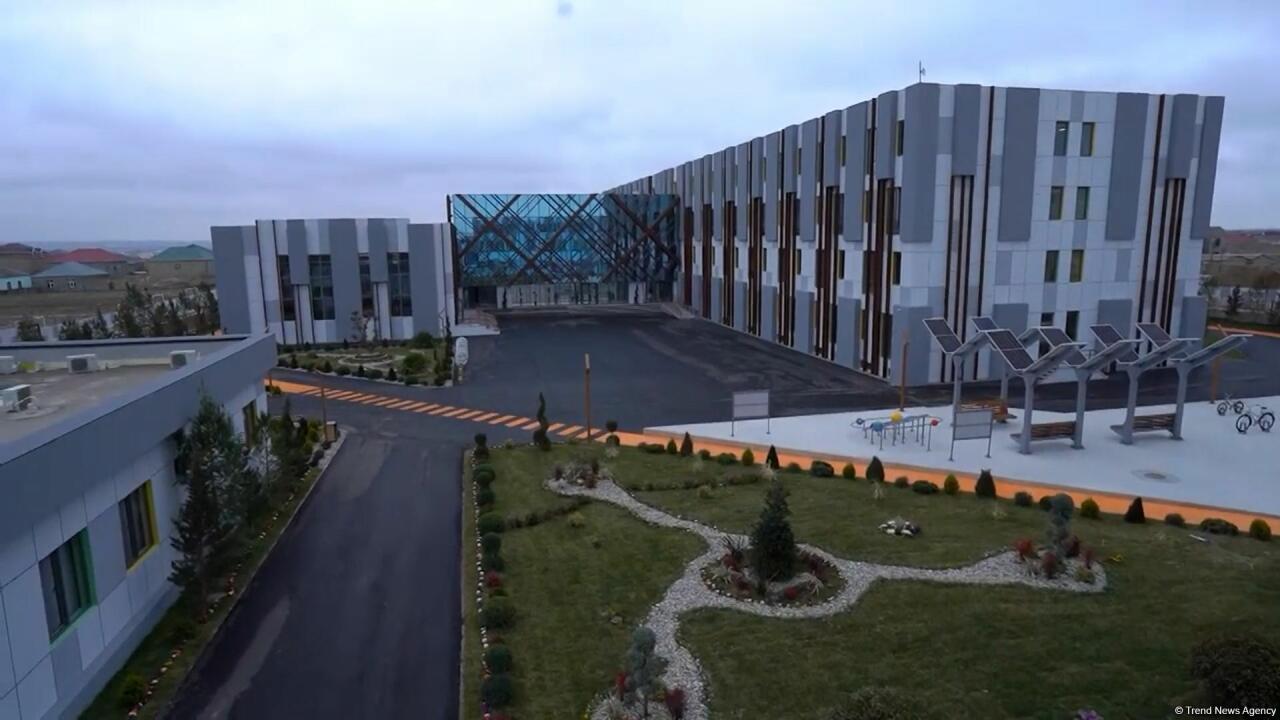 Жители поселка Бина выразили благодарность Президенту Ильхаму Алиеву и Первой леди Мехрибан Алиевой за создание Учебного и сервисного комплекса