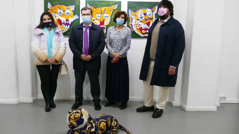 В Париже появились необычные азербайджанские тигры с закодированными символами