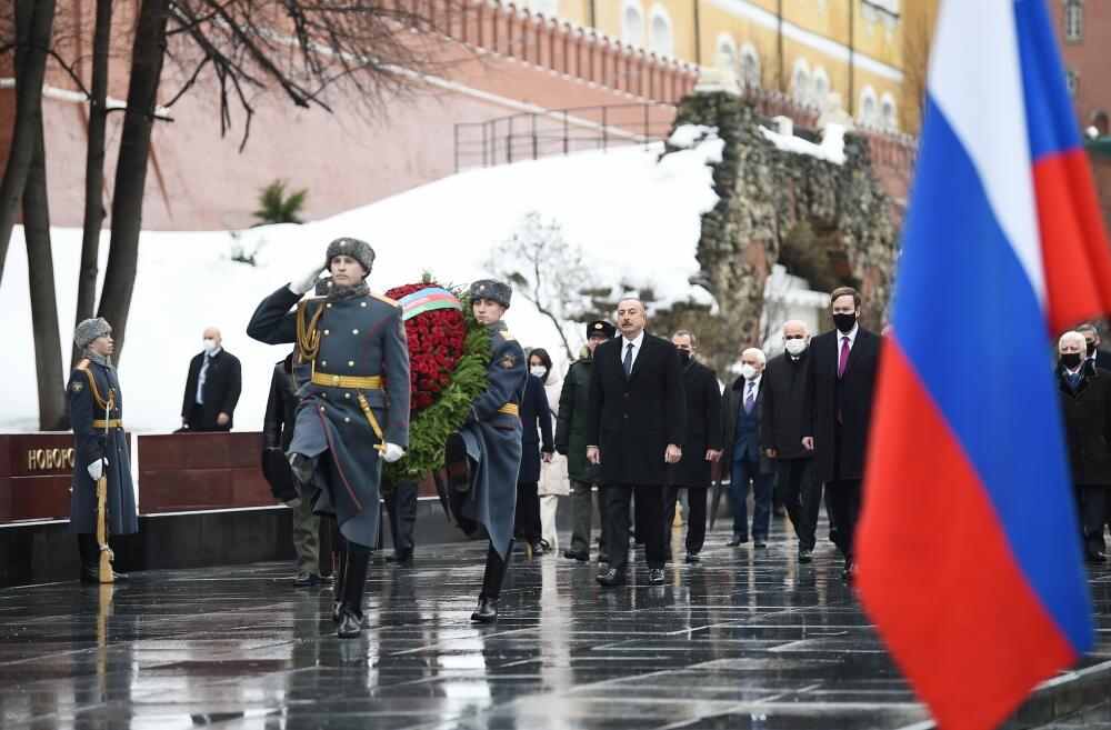 Президент Ильхам Алиев посетил в Москве могилу Неизвестного солдата