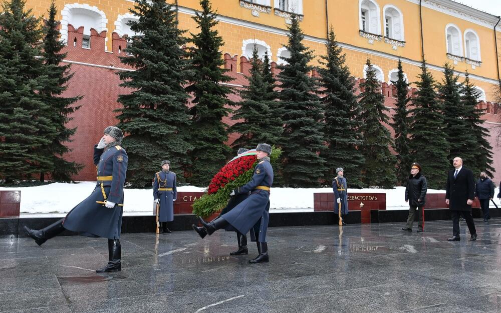 Президент Ильхам Алиев посетил в Москве могилу Неизвестного солдата