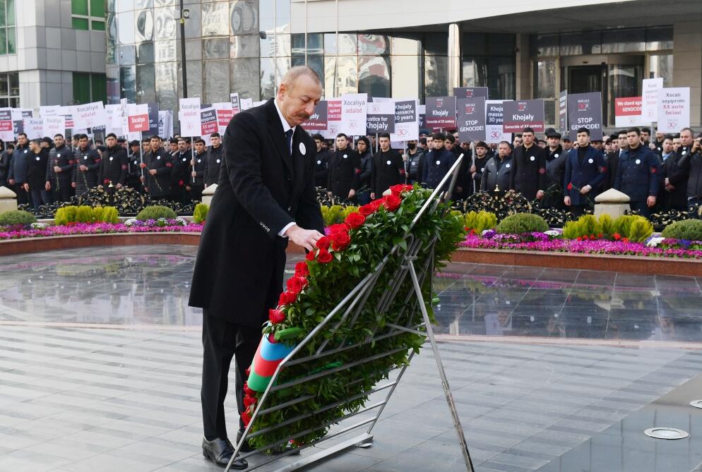 Президент Азербайджана Ильхам Алиев и Первая леди Мехрибан Алиева приняли участие во всенародном шествии в связи с 30-й годовщиной Ходжалинского геноцида