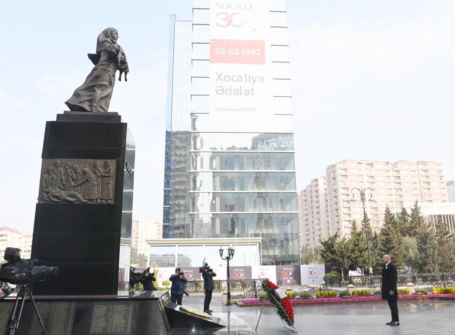 Президент Азербайджана Ильхам Алиев и Первая леди Мехрибан Алиева приняли участие во всенародном шествии в связи с 30-й годовщиной Ходжалинского геноцида