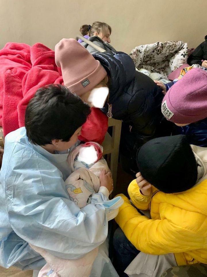 В Херсоне в бомбоубежище родились два мальчика