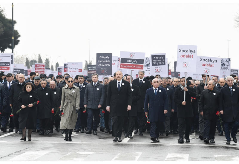 Президент Азербайджана Ильхам Алиев и Первая леди Мехрибан Алиева приняли участие во всенародном шествии в связи с 30-й годовщиной Ходжалинского геноцида