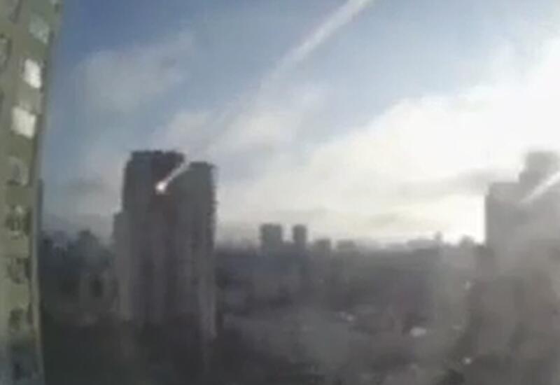 Момент попадания ракеты в жилой дом в Киеве
