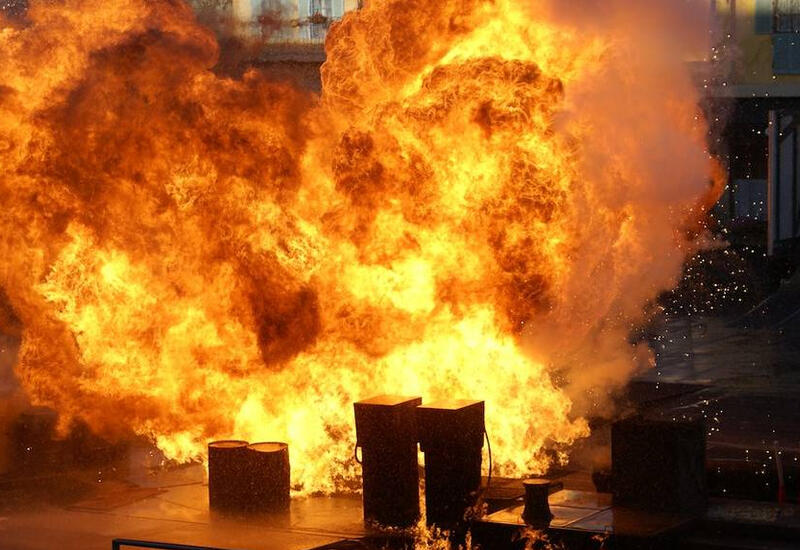 Мощный взрыв на нефтебазе в Луганской области