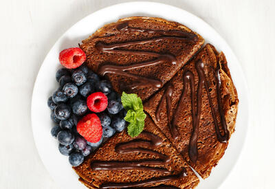 Готовим шоколадный блинный торт на Масленицу: <span class="color_red">видеорецепт</span>