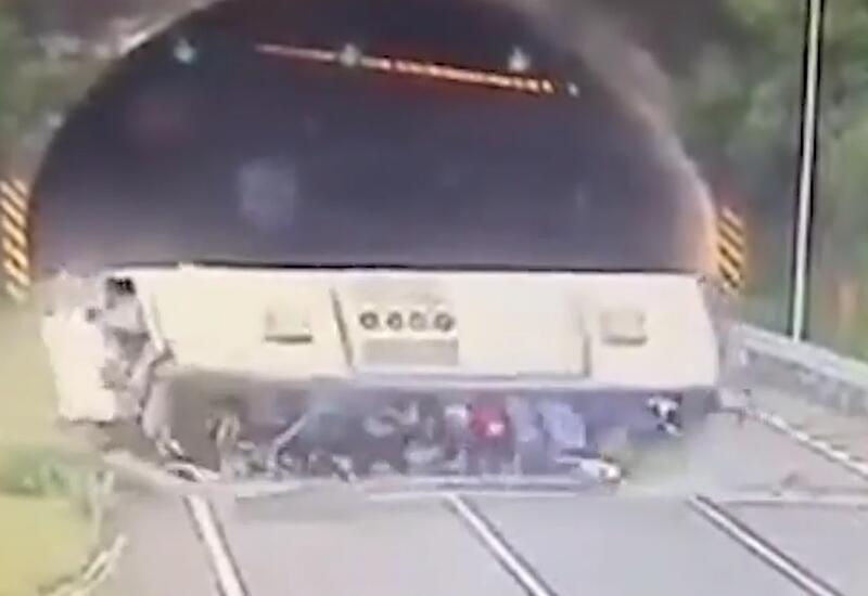 В Китае перевернулся автобус