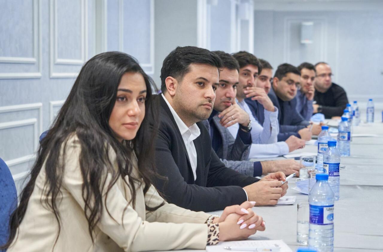 Şahmar Mövsümov “Yüksəliş” müsabiqəsinin qalibləri ilə görüş keçirib