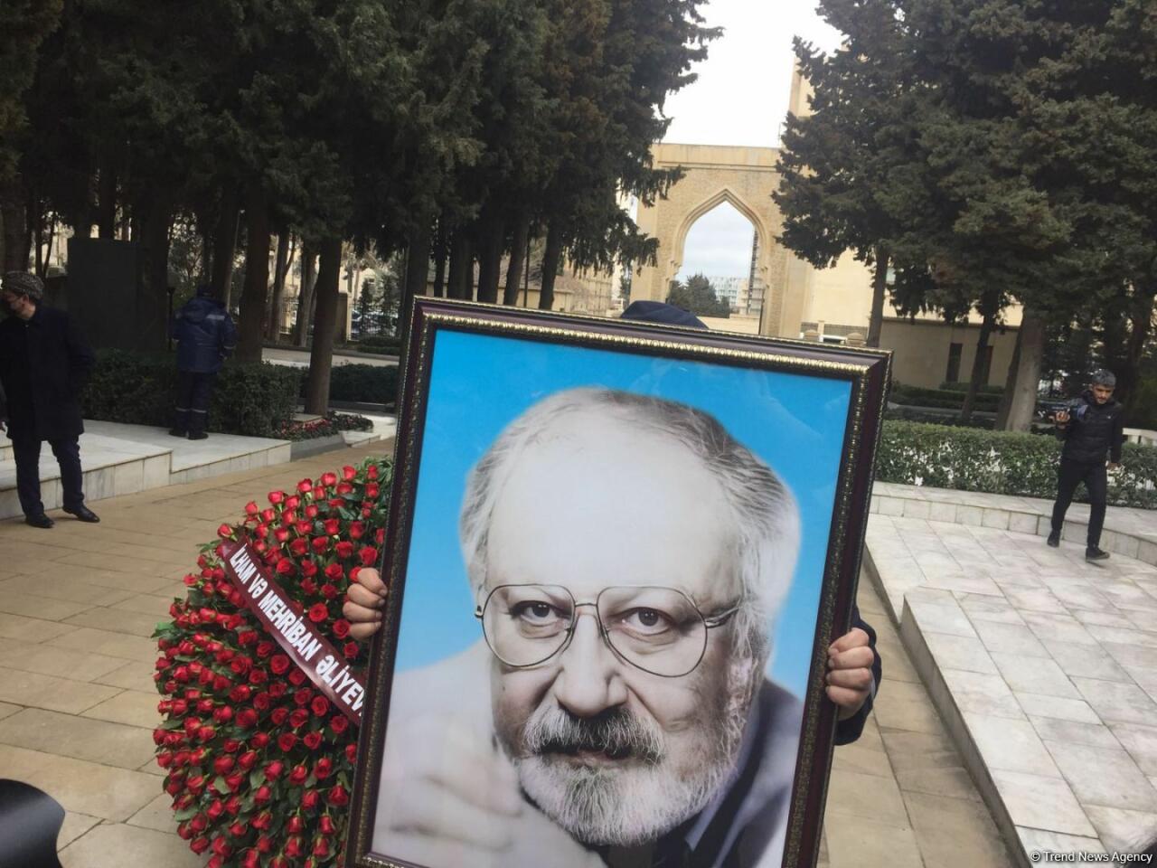 Рустам Ибрагимбеков похоронен на I Аллее почетного захоронения в Баку