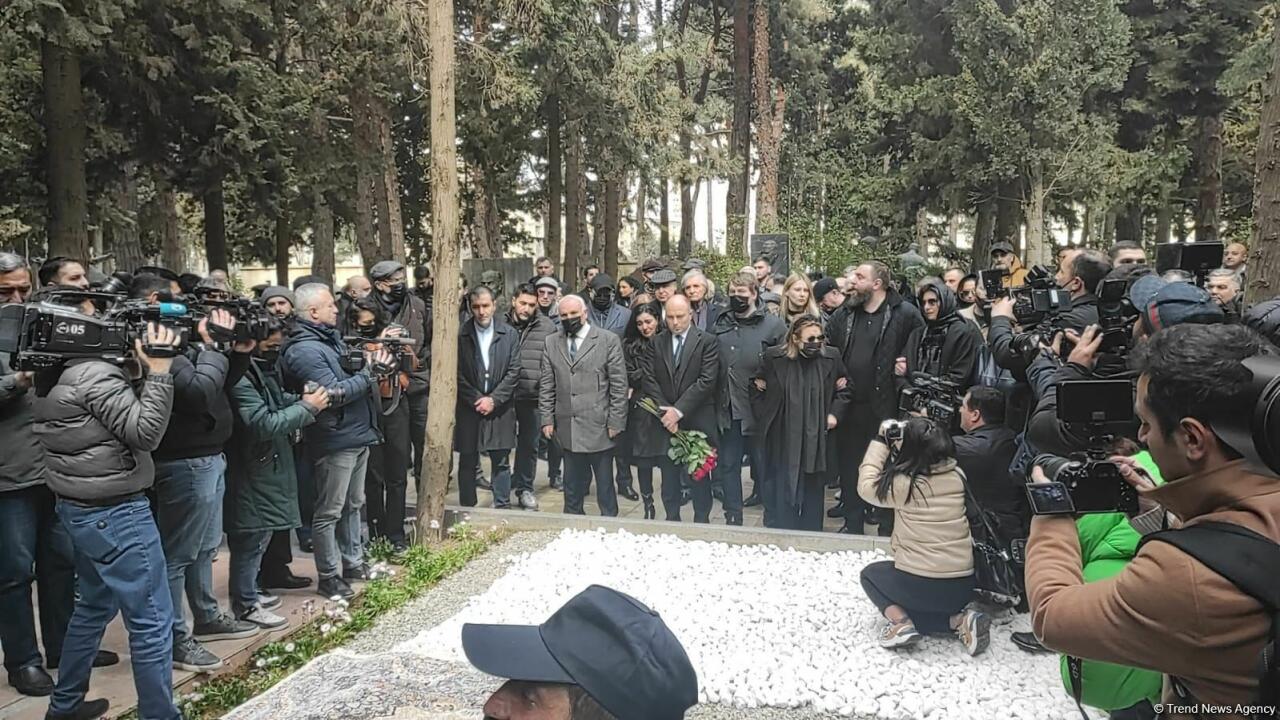 Рустам Ибрагимбеков похоронен на I Аллее почетного захоронения в Баку