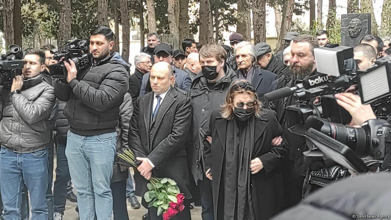 Рустам Ибрагимбеков похоронен на I Аллее почетного захоронения в Баку