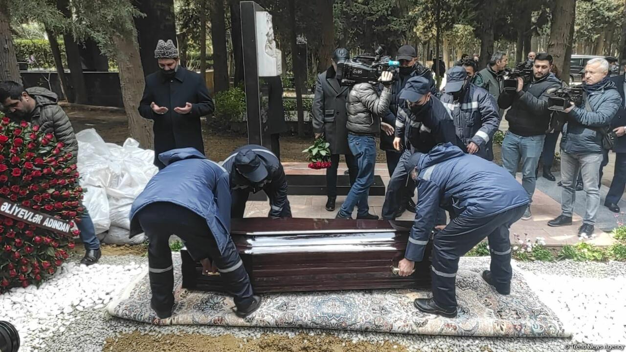 Рустам Ибрагимбеков похоронен на I Аллее почетного захоронения в Баку