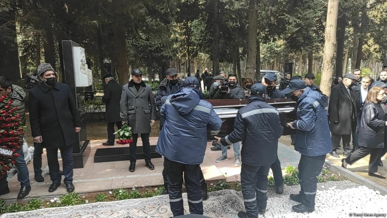 Рустам Ибрагимбеков похоронен на I Аллее почетного захоронения в Баку