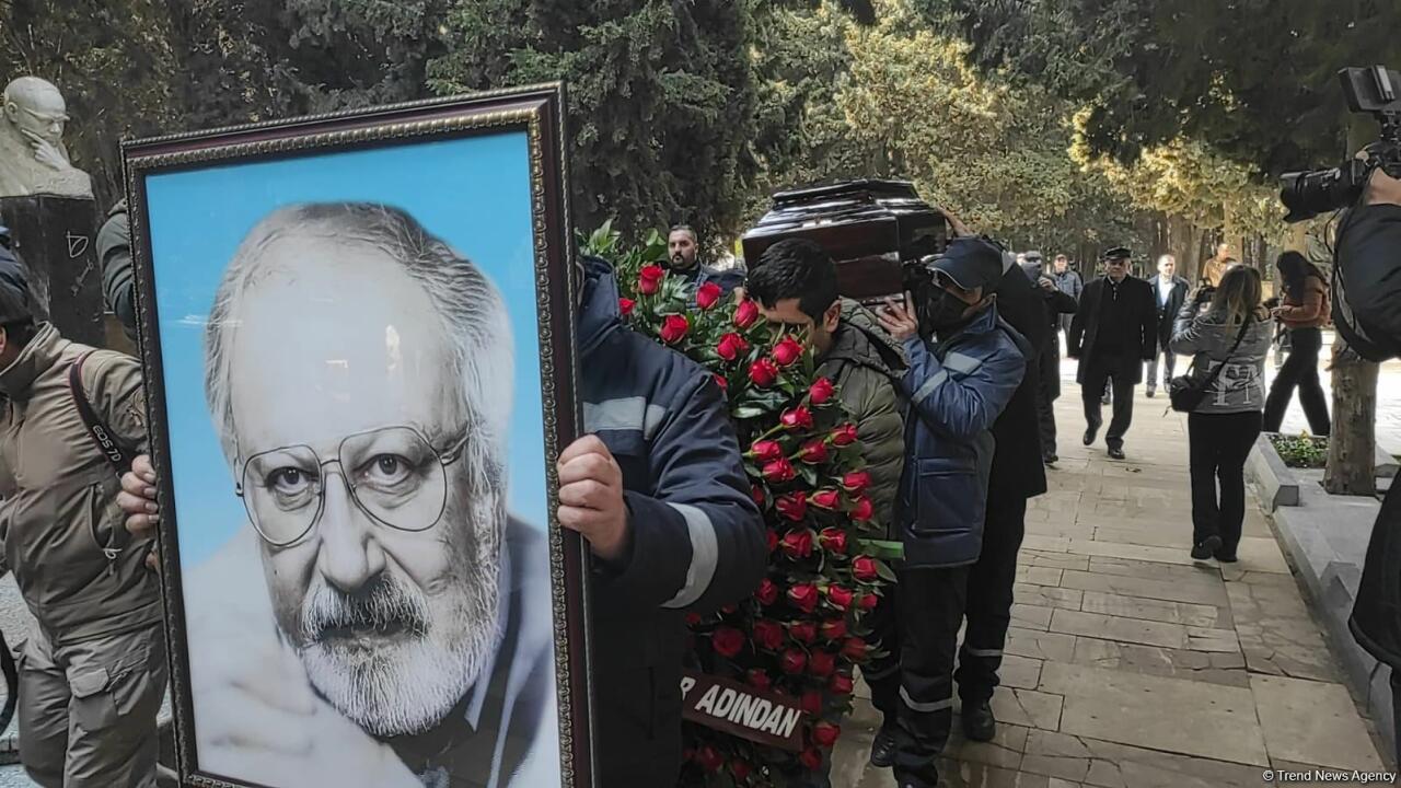 Рустам Ибрагимбеков похоронен на I Аллее почетного захоронения в Баку