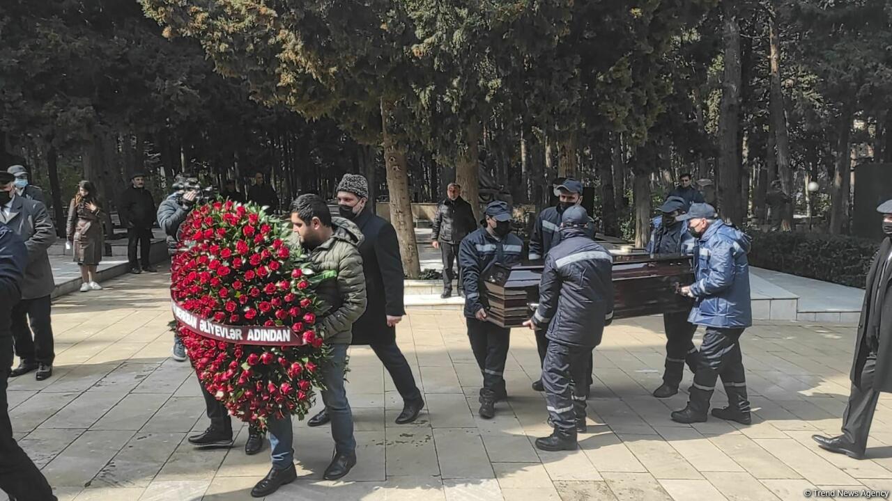 Рустам Ибрагимбеков похоронен на I Аллее почетного захоронения в Баку