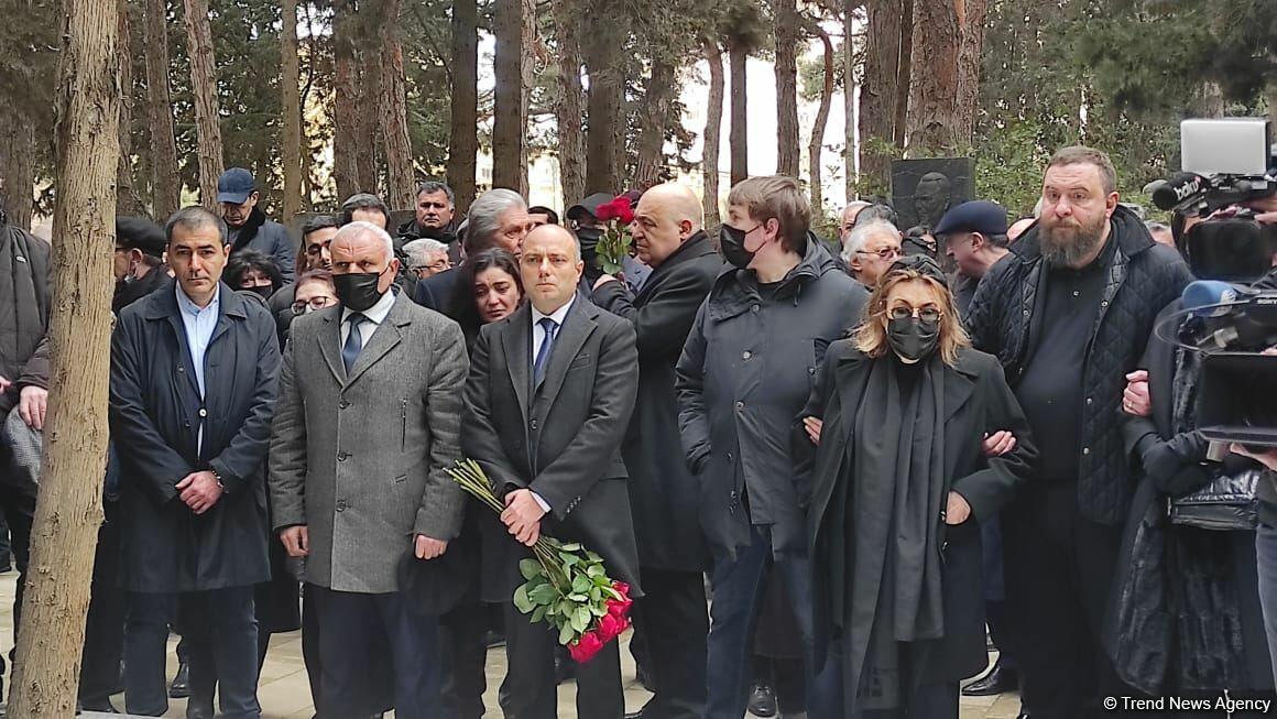 Рустам Ибрагимбеков похоронен на I Аллее почетного захоронения в Баку