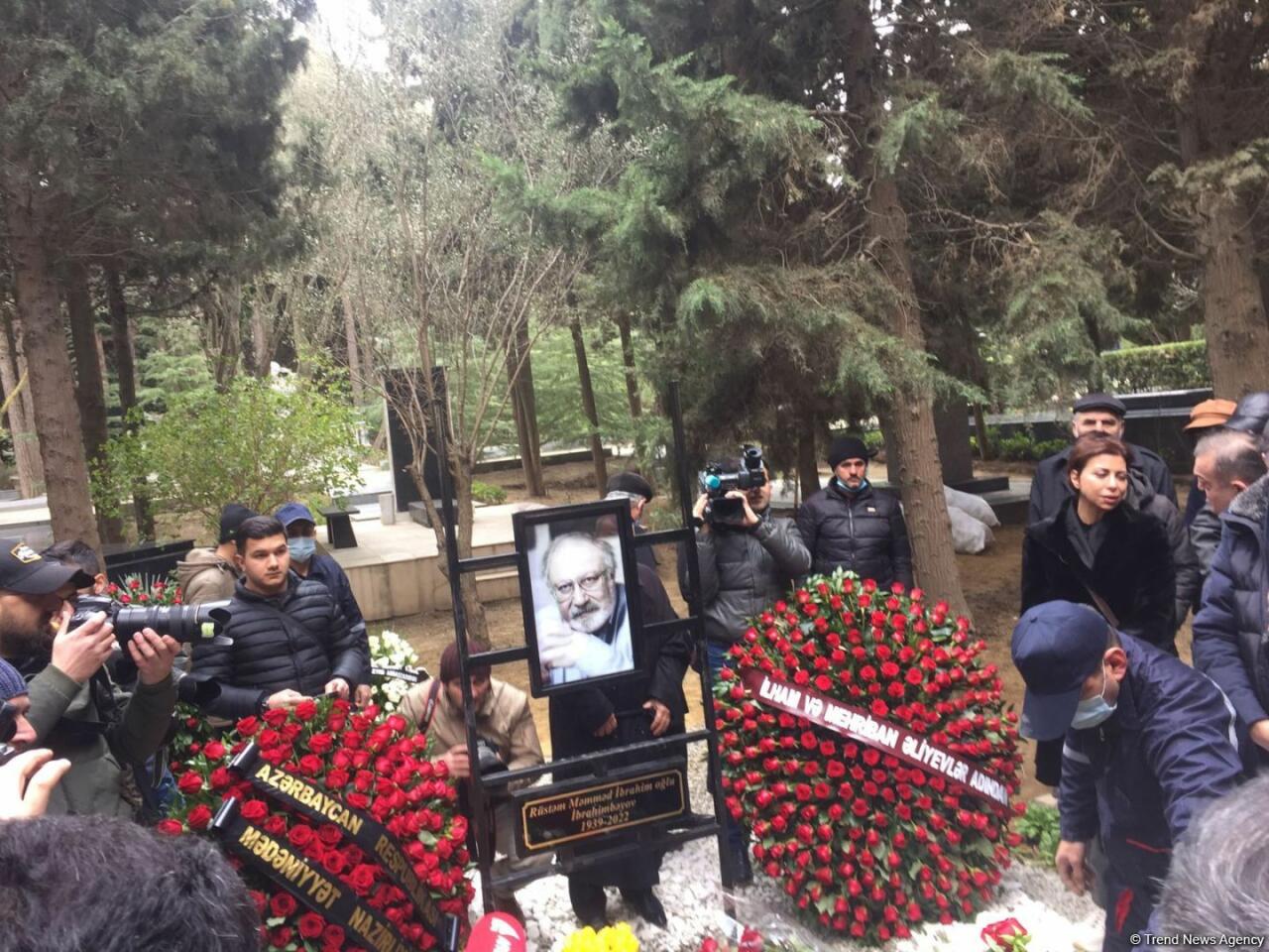 Рустам Ибрагимбеков похоронен на I Аллее почетного захоронения в Баку