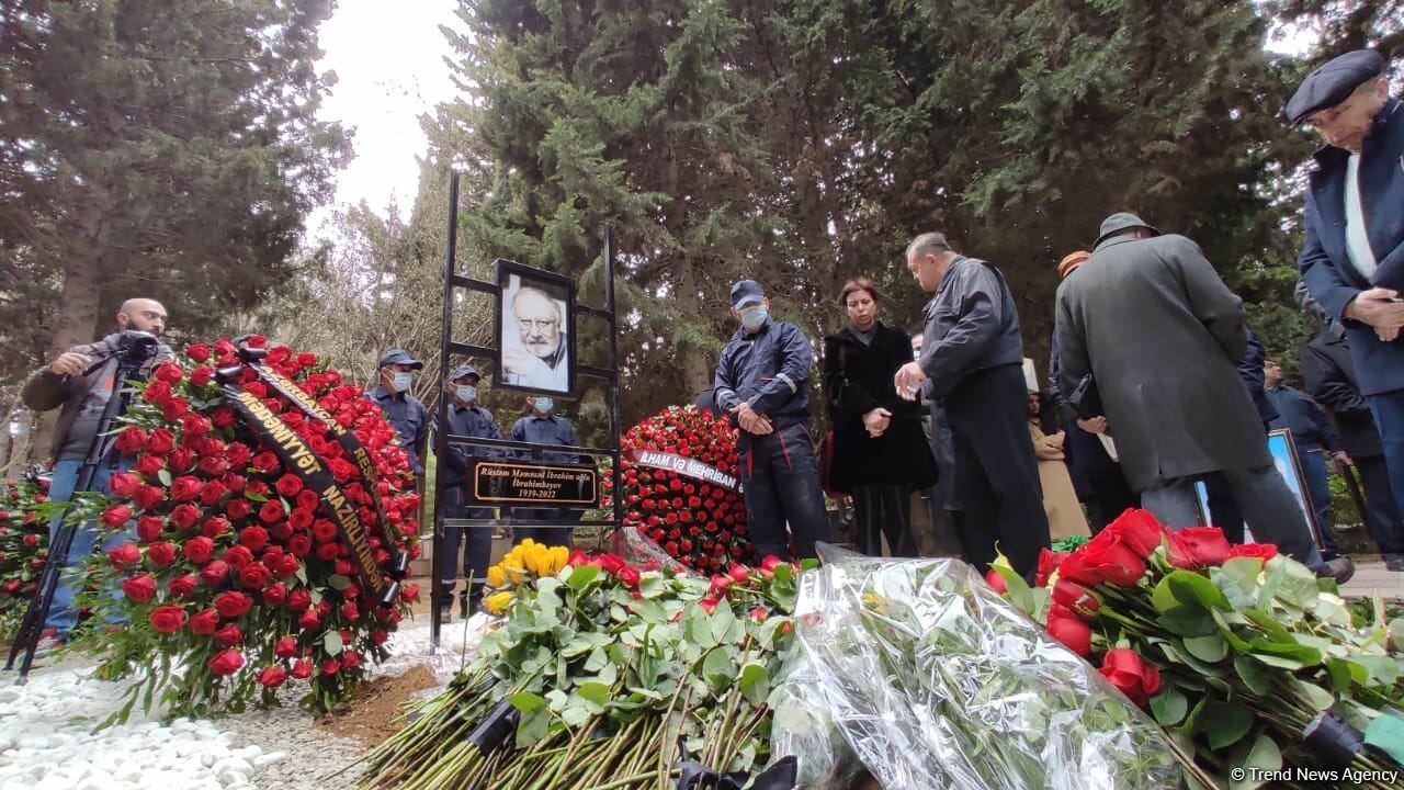 Рустам Ибрагимбеков похоронен на I Аллее почетного захоронения в Баку