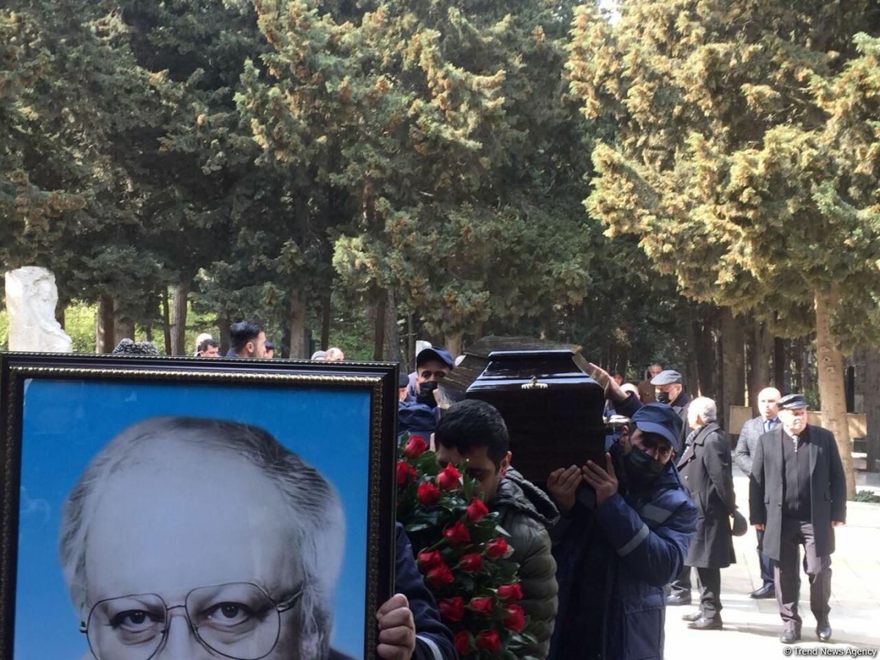 Рустам Ибрагимбеков похоронен на I Аллее почетного захоронения в Баку