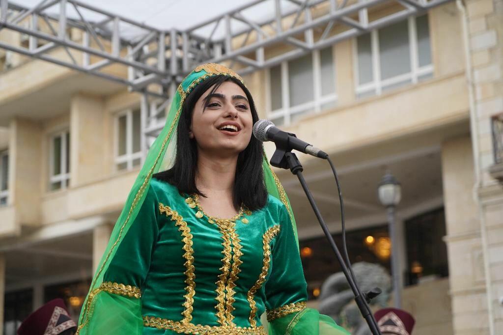 В заповедниках Ичеришехер и Гала проводятся семейные дни праздника Новруз