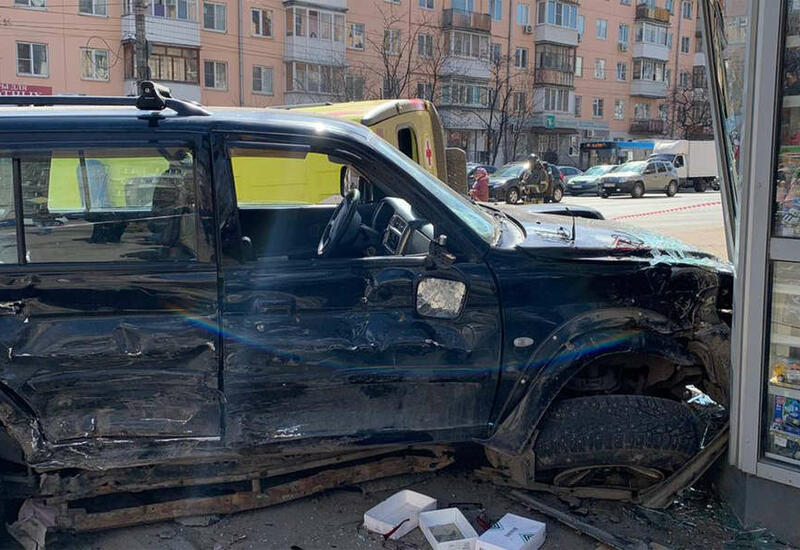 Внедорожник со «скорой» влетели в толпу людей на тротуаре в Твери