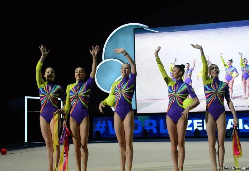 Команда Азербайджана на Кубке мира в Баку занимает первое промежуточное место в упражнении с тремя лентами и двумя мячами