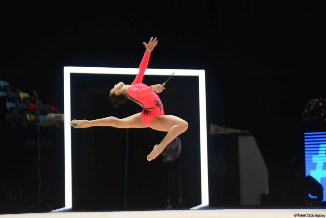 Арзу Джалилова и Зохра Агамирова представили программу с булавами на Кубке мира FIG в Баку