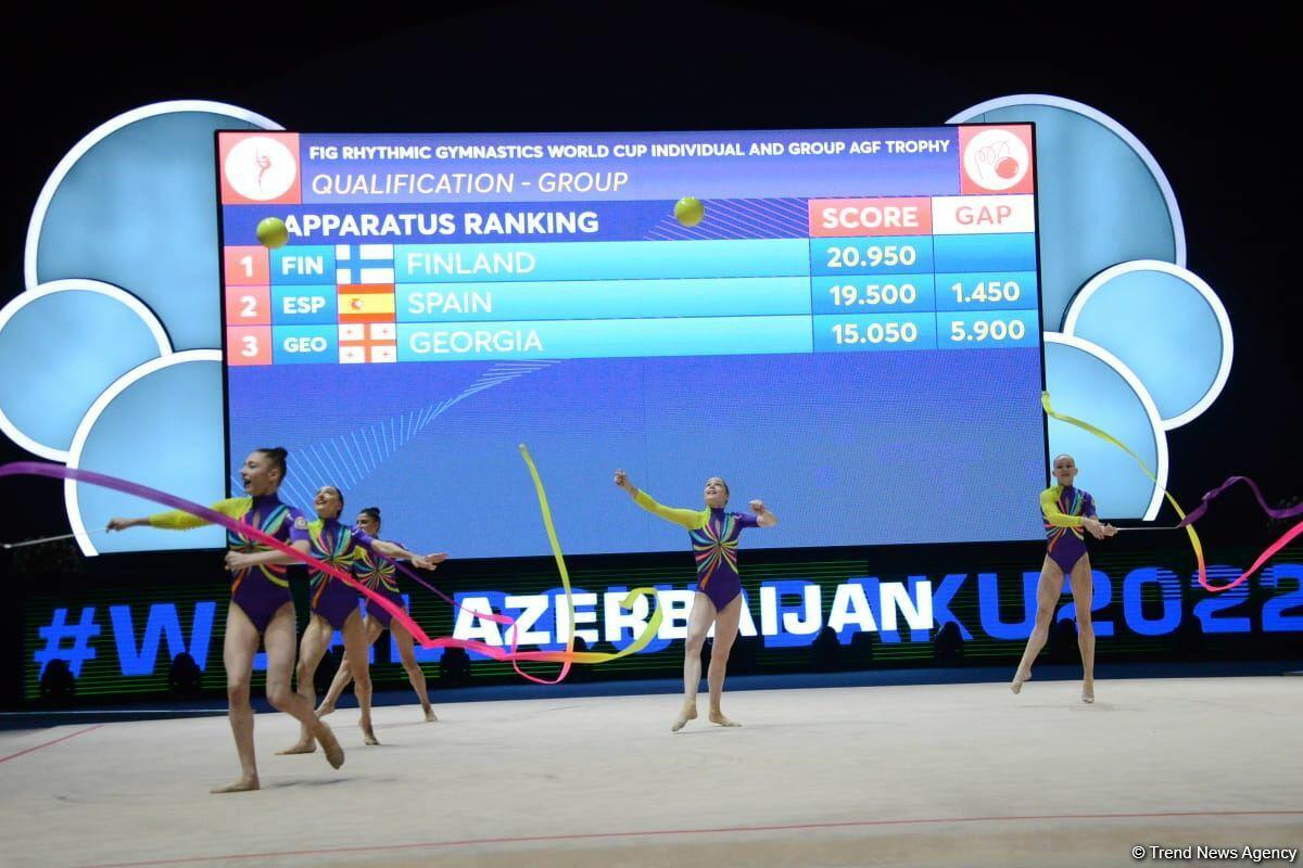 Команда Азербайджана на Кубке мира в Баку занимает первое промежуточное место в упражнении с тремя лентами и двумя мячами