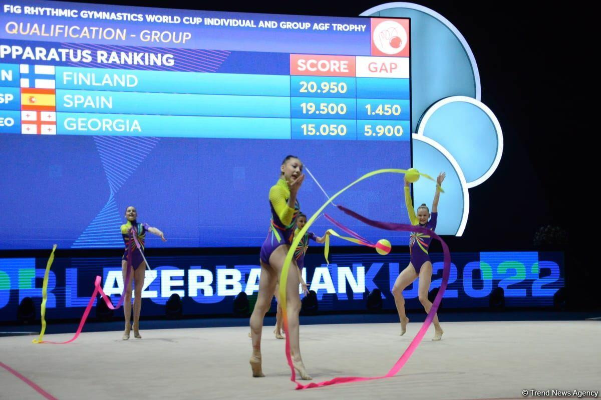 Команда Азербайджана на Кубке мира в Баку занимает первое промежуточное место в упражнении с тремя лентами и двумя мячами