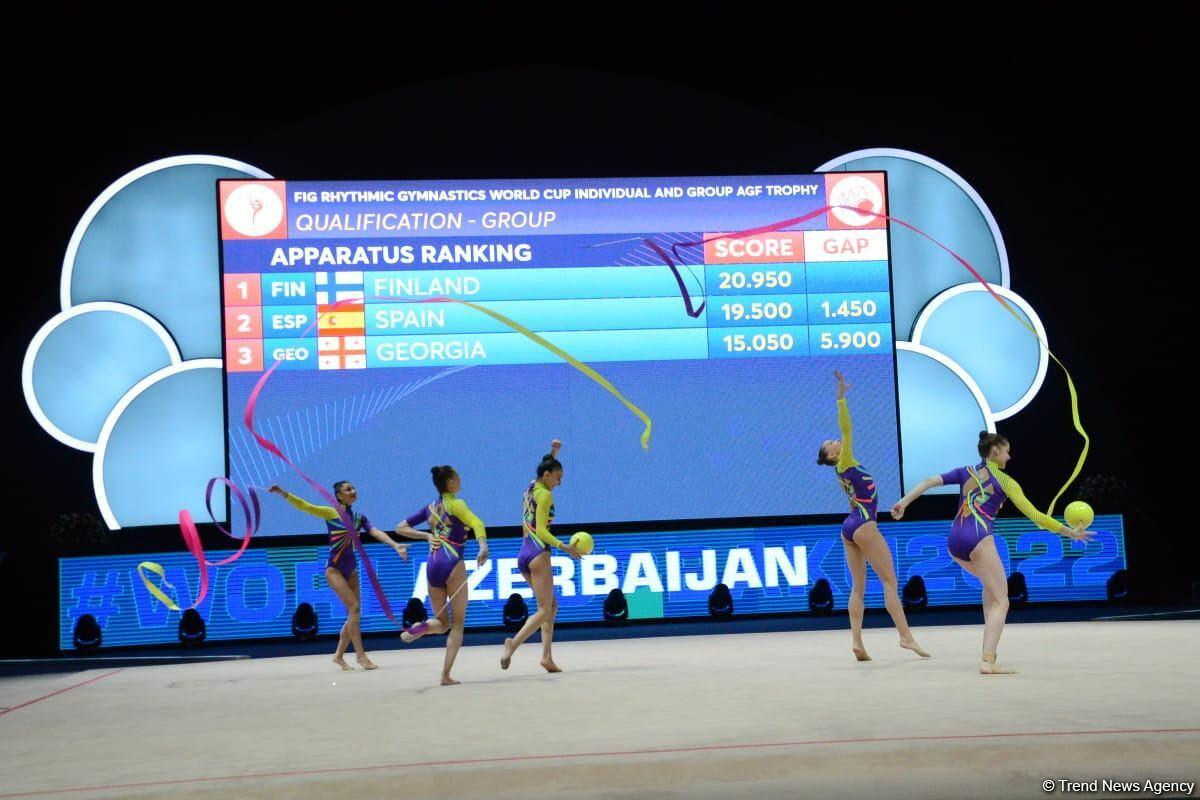 Команда Азербайджана на Кубке мира в Баку занимает первое промежуточное место в упражнении с тремя лентами и двумя мячами