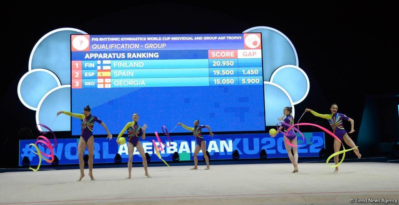 Команда Азербайджана на Кубке мира в Баку занимает первое промежуточное место в упражнении с тремя лентами и двумя мячами