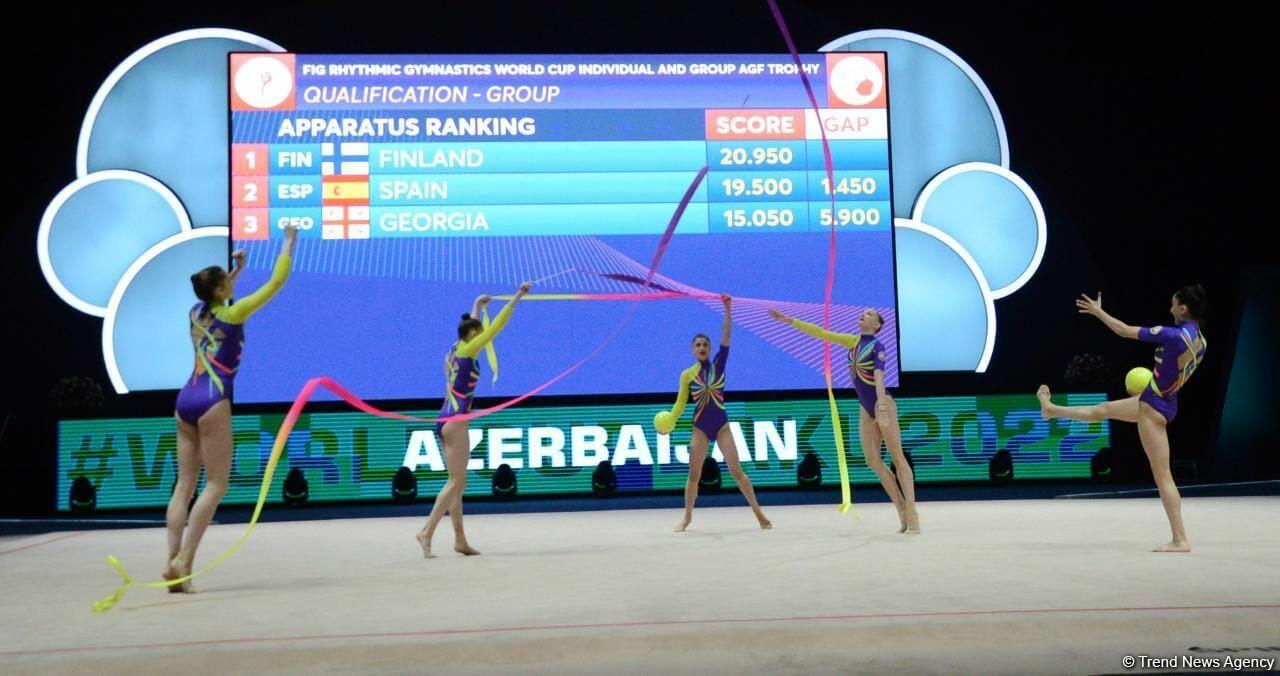 Команда Азербайджана на Кубке мира в Баку занимает первое промежуточное место в упражнении с тремя лентами и двумя мячами