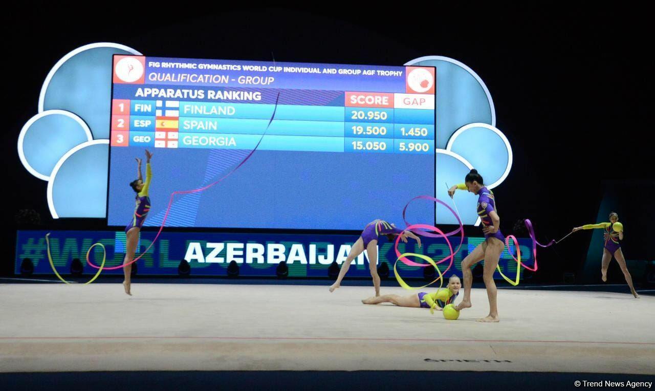 Команда Азербайджана на Кубке мира в Баку занимает первое промежуточное место в упражнении с тремя лентами и двумя мячами