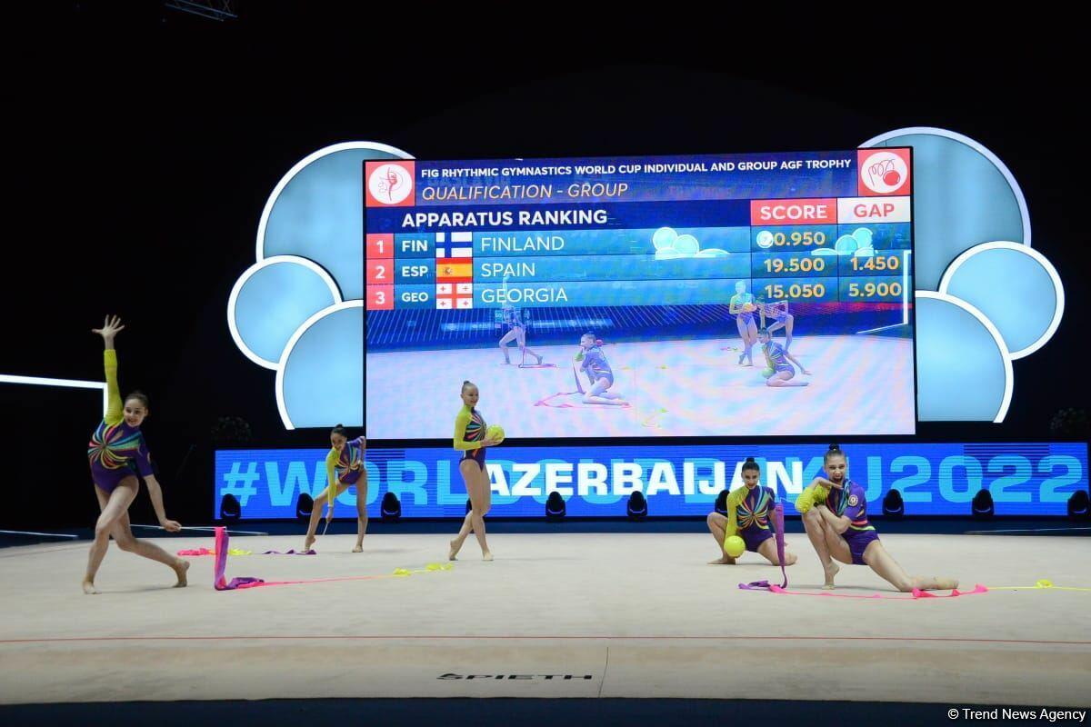 Команда Азербайджана на Кубке мира в Баку занимает первое промежуточное место в упражнении с тремя лентами и двумя мячами