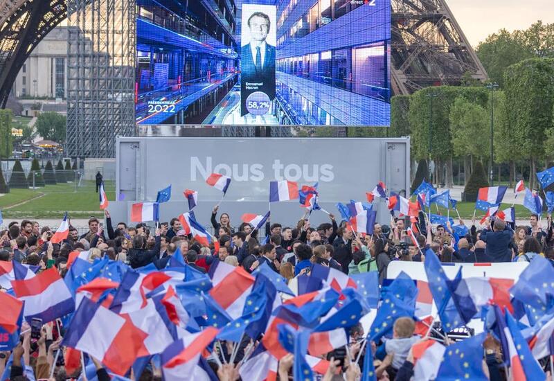 Сторонники Макрона в Париже с ликованием встретили предварительные данные о его победе