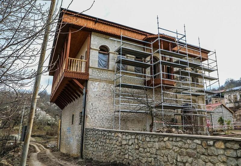 Азербайджанский тревел-блогер показал старинные жилые дома Шуши