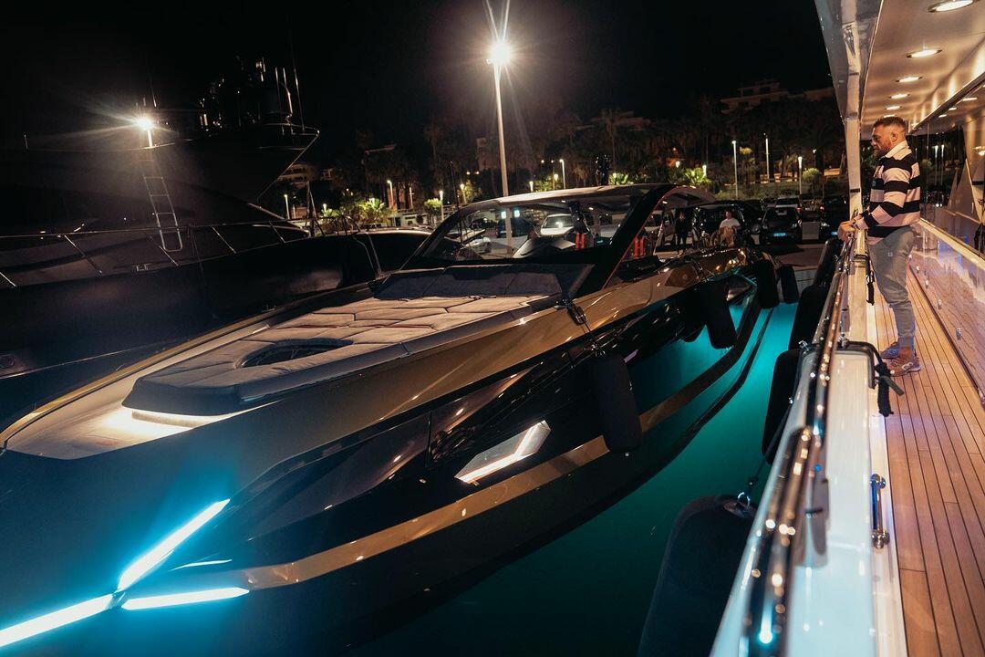 Макгрегор похвастался яхтой Lamborghini