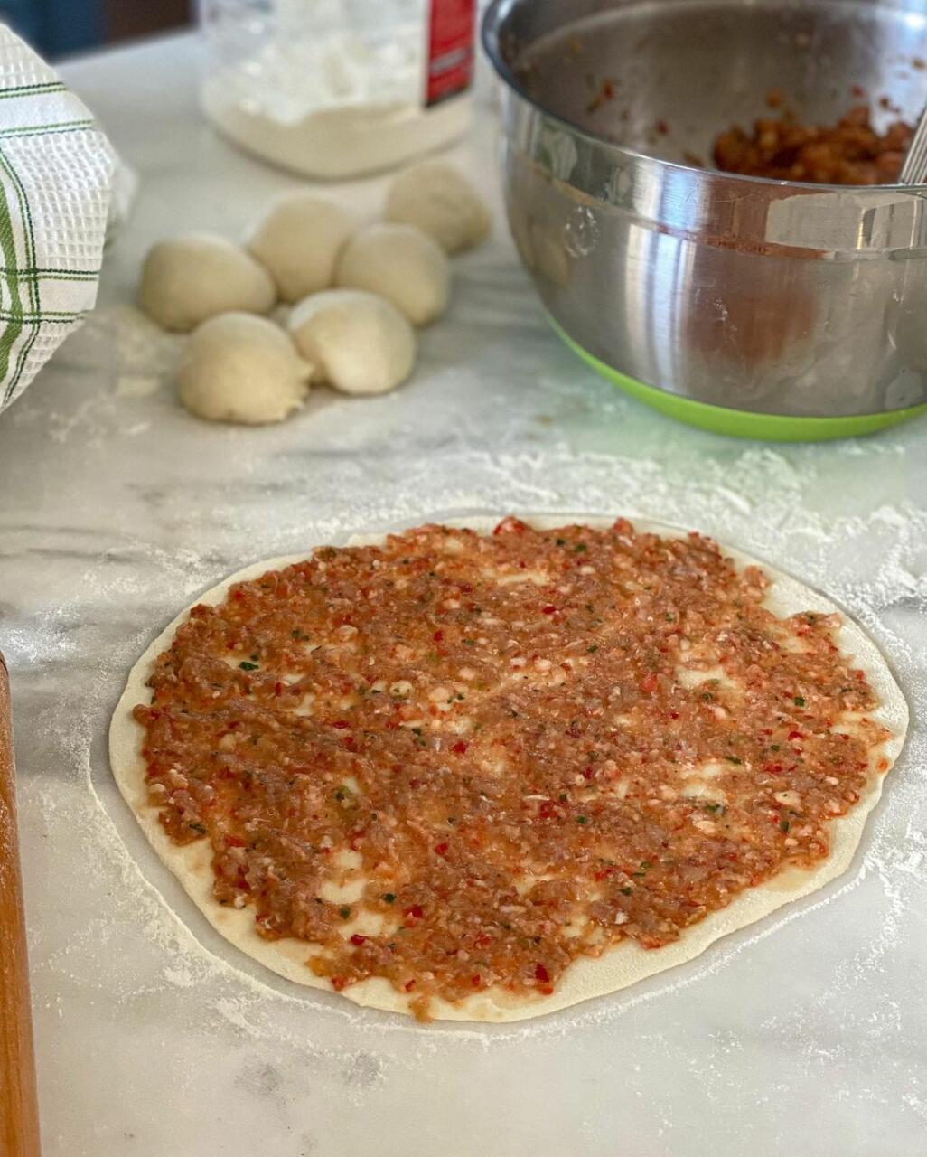 Домашний лахмаджун на сковороде