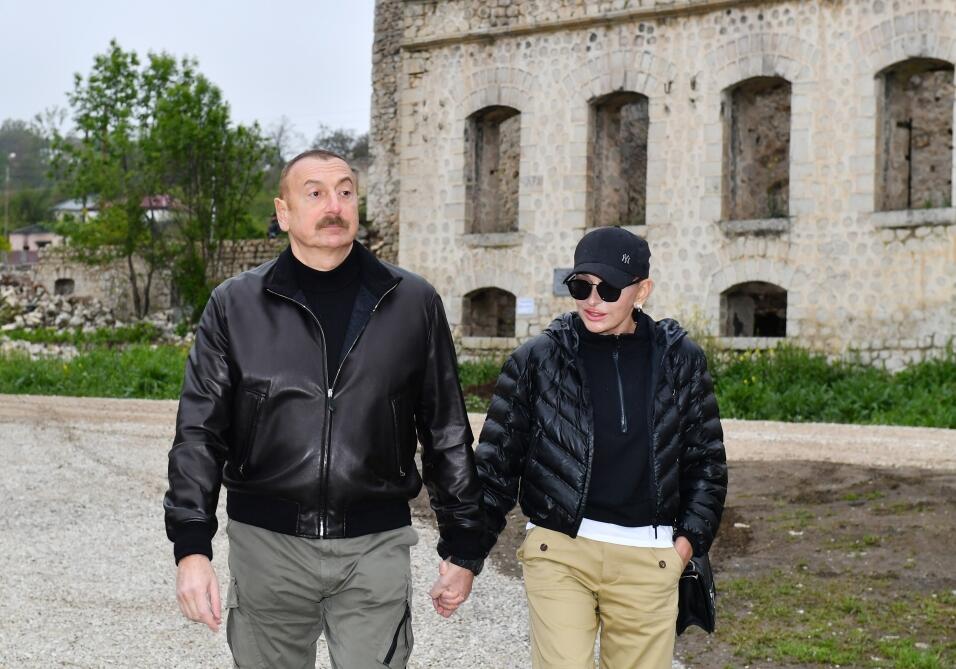 Президент Ильхам Алиев и Первая леди Мехрибан Алиева совершили поездку в город Шуша
