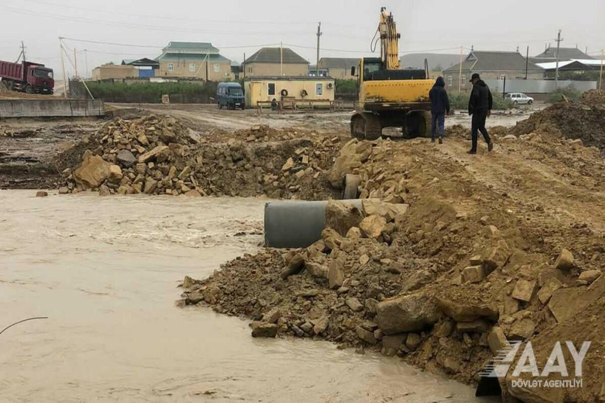 В Гаджигабуле восстановлено движение над рекой Пирсаатчай